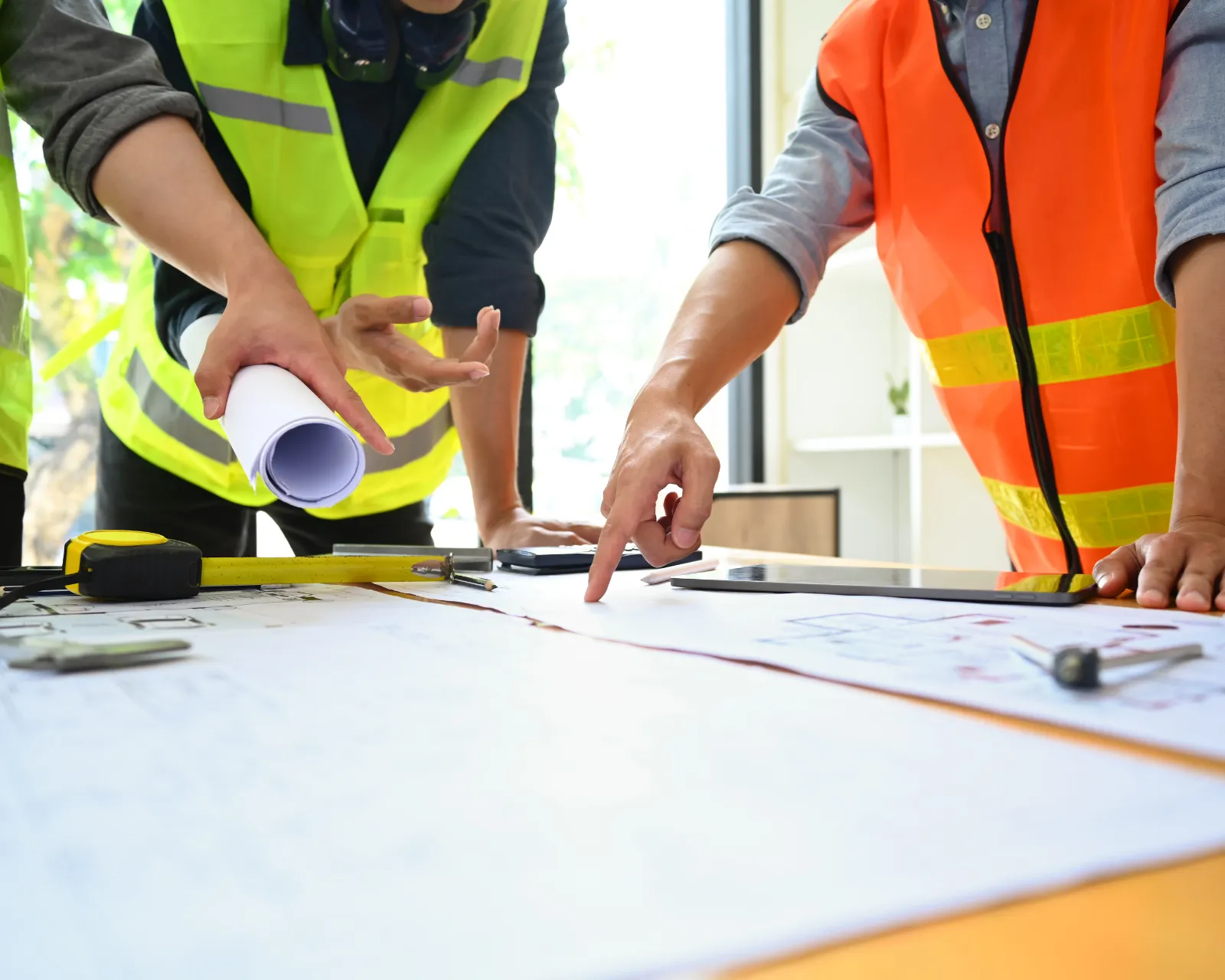 Hoofdaannemer en uitvoerder bespreken samen de plannen op de werf