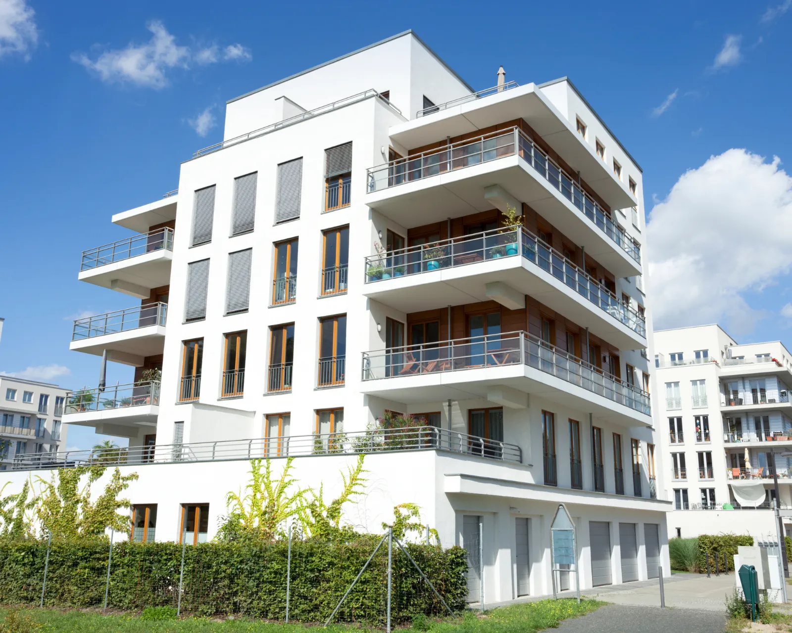 Modern appartementsgebouw met balkons, deel van een vastgoedportefeuille