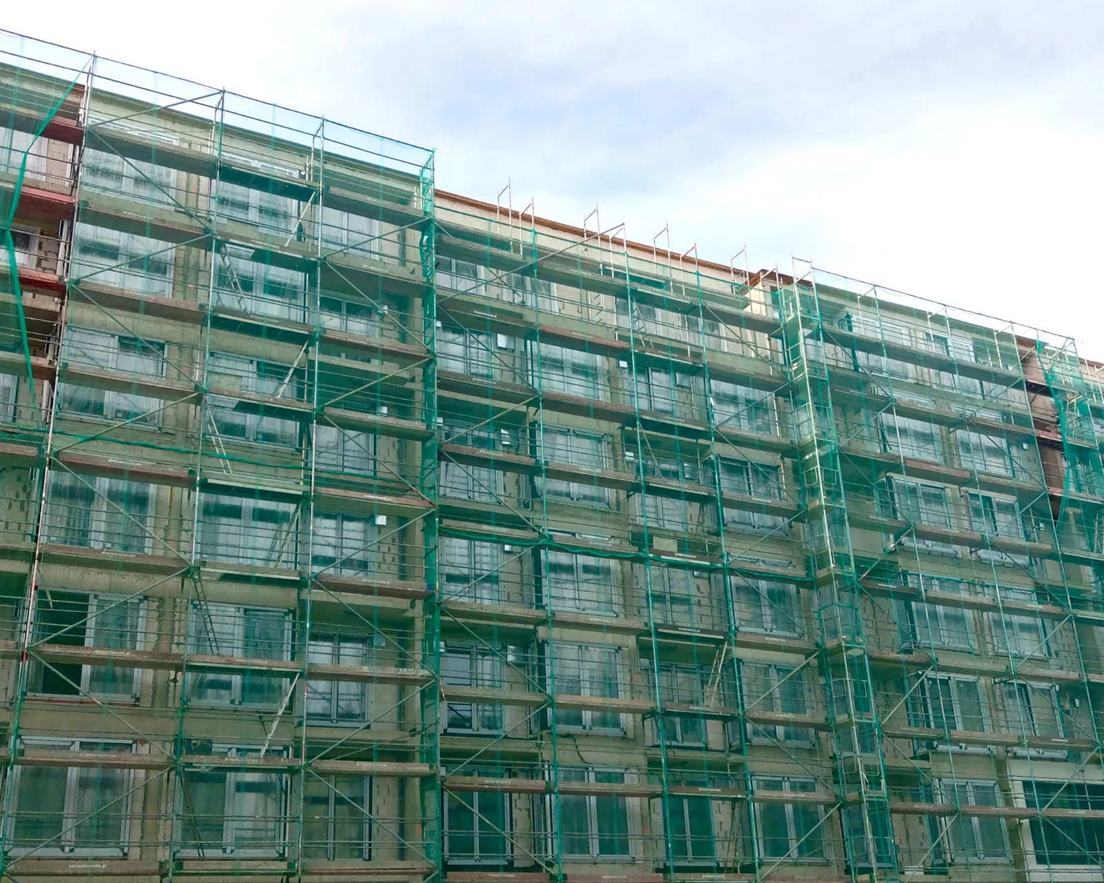 Appartementsgebouw volledig in de stelling tijdens een gevelrenovatie