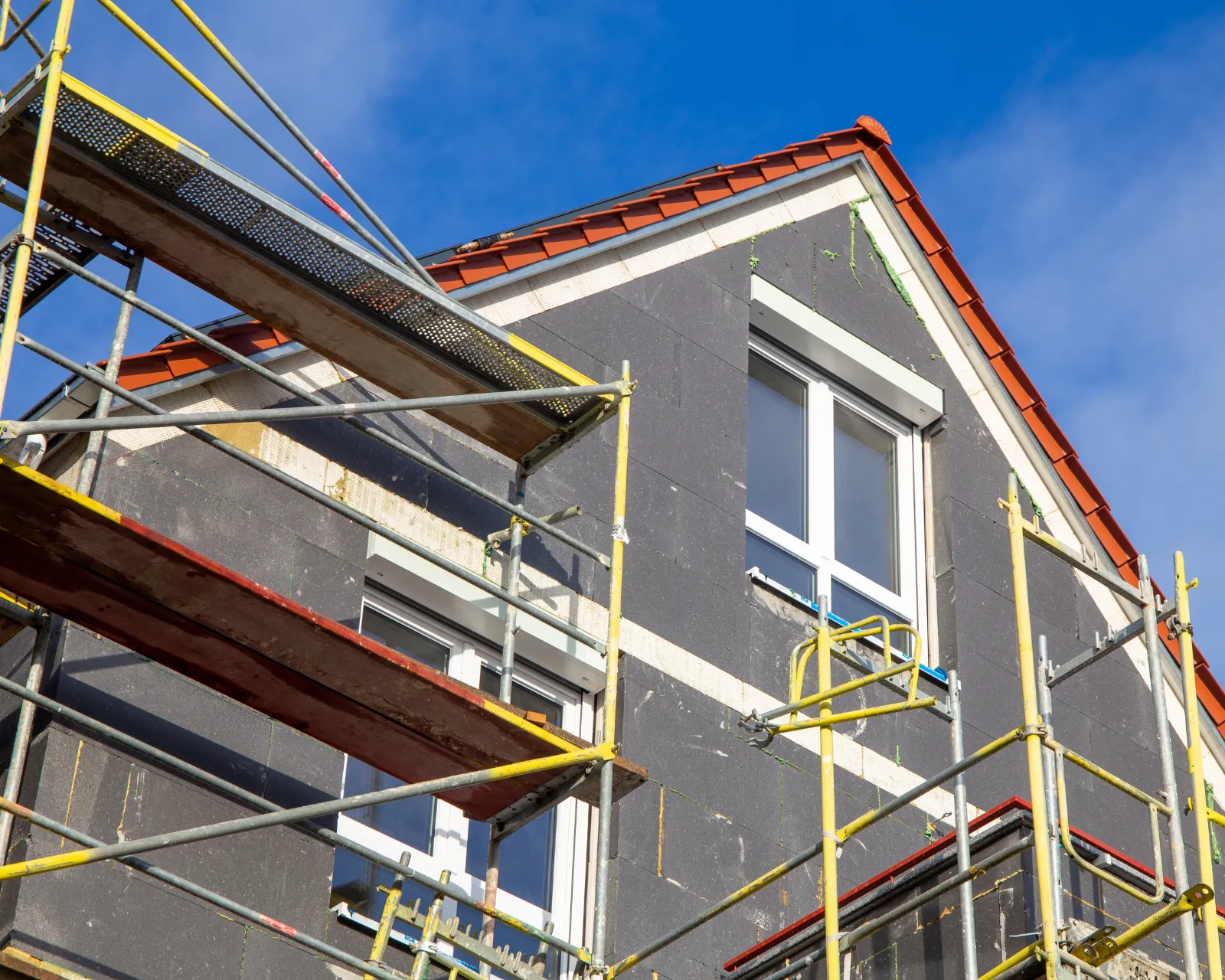Dak, gevel en ramen tegelijk aangepakt bij een woning
